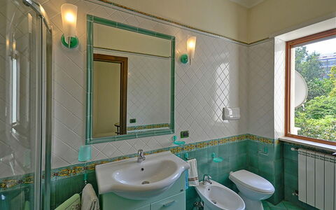 Apartment Bright: Armatur, Interior Design, Bad Sink, Flooring, Badezimmer, Zapfhahn, Sinken, Fussboden, Installation, Fliese