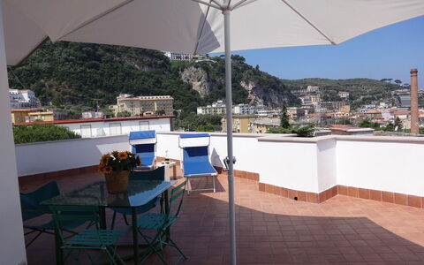 Apartment Snicher: Wohnung, Balkon, Stuhl, Küche & Esszimmer Tisch, Zimmerpflanze, Restaurant, Tisch Im Freien