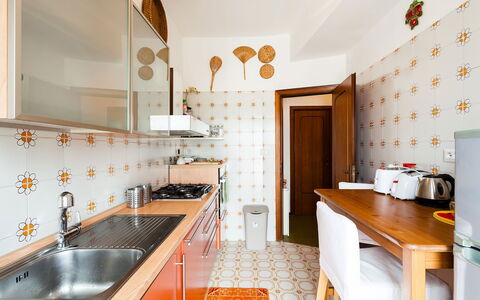 Apartment Snicher: Interior Design, Flooring, Küche, Holz, Möbel, Fussboden, Countertop, Zimmer, Beleuchtung, Cabinetry