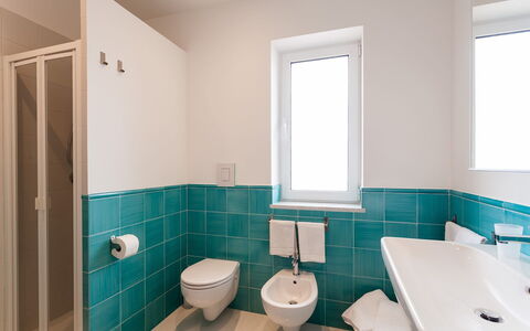 Apartment Snicher: Flooring, Interior Design, Armatur, Fussboden, Badezimmer, Installation, Toilette, Bad Sink, Zapfhahn, Fliese