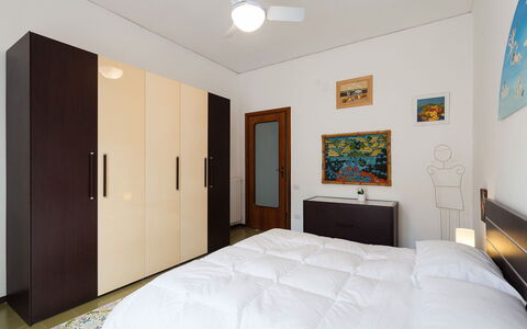 Apartment Snicher: Möbel, Interior Design, Bett, Flooring, Schlafzimmer, Fussboden, Holz, Zimmer, Decke, Textil