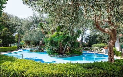 Apartment Snicher: Schwimmbad, Resort, Garten, Landscaping, Schatten, Botanischer Garten, Eco Hotel, Hazienda, Hotel