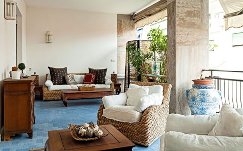 Casa Azul: Möbel, Interior Design, Couch, Wohnzimmer, Kissen, Dekokissen, Flooring, Zimmer, Fussboden, Tabelle