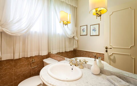 Casa Azul: Interior Design, Armatur, Bad Sink, Badezimmer, Möbel, Beleuchtung, Fussboden, Flooring, Sinken, Zapfhahn