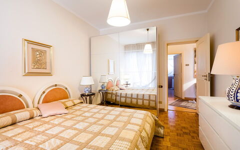 Casa Azul: Bett, Möbel, Interior Design, Schlafzimmer, Fussboden, Flooring, Wand, Bettdecke, Bedding, Holz