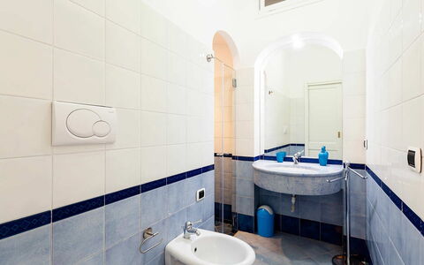 Casa Dorothea 1: Flooring, Fussboden, Armatur, Interior Design, Badezimmer, Bad Sink, Zapfhahn, Fliese, Installation, Sinken