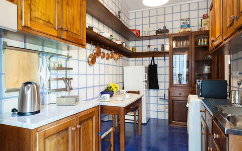 Casa Gina: Küche, Cabinetry, Holz, Countertop, Interior Design, Flooring, Möbel, Schrank, Küchengerät, Fussboden