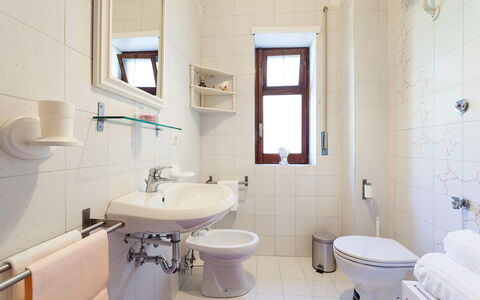 Casa Gina: Flooring, Toilleten Sitz, Interior Design, Fussboden, Armatur, Bad Sink, Toilette, Badezimmer, Sinken, Zimmer