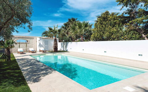 Casa Kita: Blau, Schwimmbad, Wasser, Resort, Verbundwerkstoff, Freizeit, Water Feature, Schatten, Eco Hotel, Estate