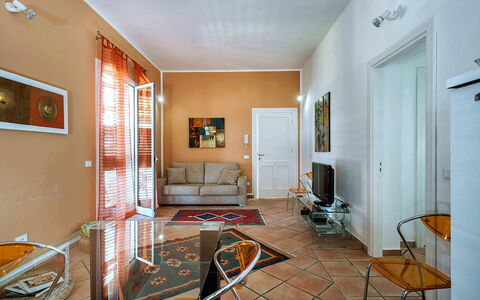 Casa Kita: Möbel, Interior Design, Flooring, Fussboden, Wand, Holz, Decke, Zimmer, Wohnzimmer, Couch