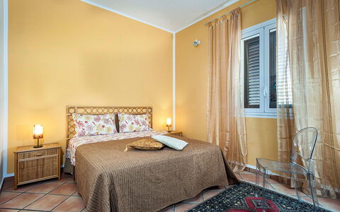 Casa Kita: Möbel, Interior Design, Bett, Fussboden, Flooring, Schlafzimmer, Wand, Zimmer, Holz, Bettdecke