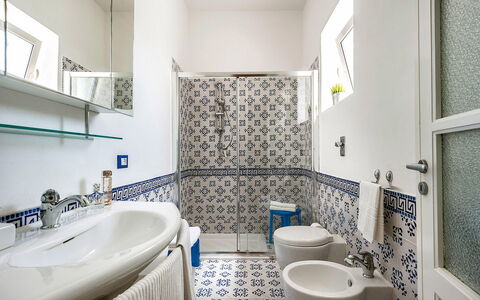 Casa Kita: Flooring, Fussboden, Interior Design, Armatur, Badezimmer, Fliese, Installation, Zapfhahn, Sinken, Porzellan