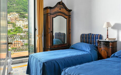 Casa Mauro: Schlafzimmer, Möbel, Bettdecke, Bett, Bedding, Bettrahmen, Zimmer, Linens, Nachttisch, Vorhang