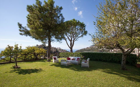Casa Ravello with Garden: Möbel, Garten, Rasen, Stuhl, Landscaping, Schatten, Garten, Park, Gartenmöbel, Hinterhof