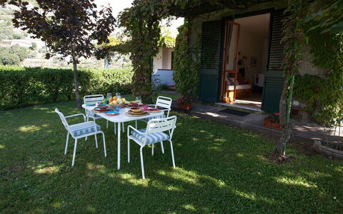 Casa Ravello with Garden: Möbel, Gartenmöbel, Stuhl, Tabelle, Tisch Im Freien, Strauch, Garten, Ground, Schatten, Hinterhof