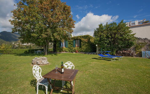 Casa Ravello with Garden: Strauch, Garten, Rasen, Landscaping, Garten, Gartenmöbel, Hinterhof, Schatten, Park, Bauernhaus