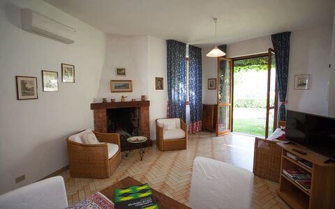 Casa Ravello with Garden: Möbel, Interior Design, Flooring, Holz, Fussboden, Zimmer, Stuhl, Beleuchtung, Tabelle, Wohnzimmer