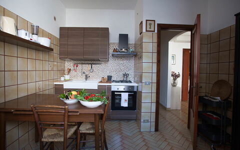 Casa Ravello with Garden: Möbel, Flooring, Interior Design, Holz, Fussboden, Küche, Küchengerät, Countertop, Cabinetry, Zimmer