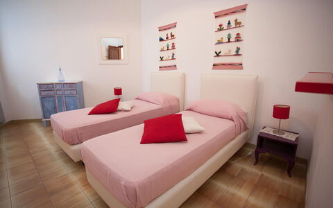 Casa Ravello with Garden: Möbel, Schlafzimmer, Bett, Interior Design, Fussboden, Flooring, Bettdecke, Bedding, Zimmer, Zuhause