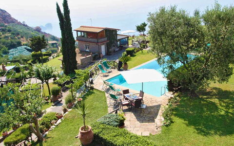 The Sea Farmhouse: Schwimmbad, Resort, Wohngebiet, Eco Hotel, Estate, Bergstation, Villa, Gebirge, Hazienda, Ferienort