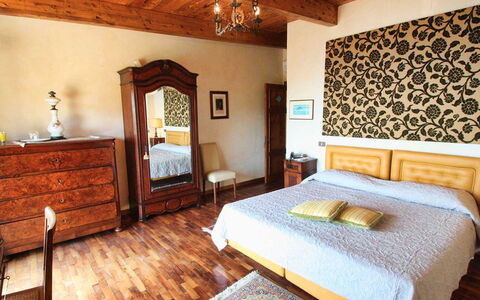 The Sea Farmhouse: Bett, Möbel, Interior Design, Schlafzimmer, Bedding, Bettdecke, Fussboden, Flooring, Wand, Holz