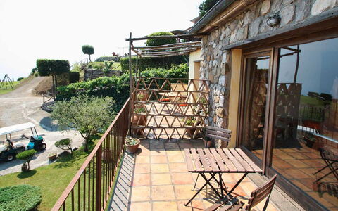 The Sea Farmhouse: Balkon, Zaun, Landscaping, Flagstone, Blumentopf, Eco Hotel, Gartenmöbel, Zimmerpflanze, Hof, Tisch Im Freien