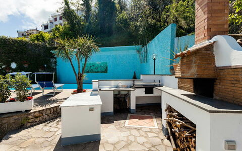 Villa Angel: Stuhl, Garten, Schatten, Fliese, Design, Zimmerpflanze, Landscaping, Hazienda, Hinterhof, Hof