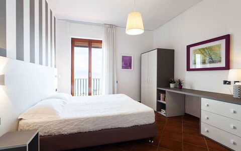 Villa Angel: Interior Design, Möbel, Schlafzimmer, Fussboden, Bett, Flooring, Textil, Bedding, Bettdecke, Zimmer
