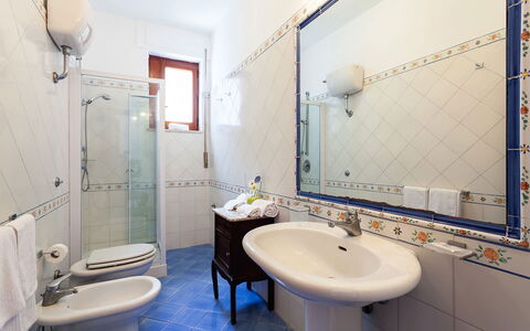 Villa Angel: Flooring, Interior Design, Fussboden, Zimmer, Möbel, Armatur, Decke, Fliese, Badezimmer, Zapfhahn