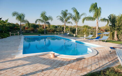 Villa Athena: Schwimmbad, Resort, Freizeit, Schatten, Verbundwerkstoff, Eco Hotel, Gartenmöbel, Flagstone, Fliese, Regenschirm