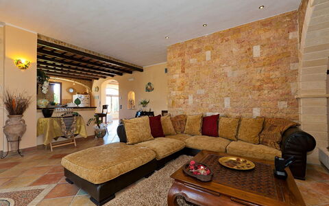 Villa Athena: Möbel, Interior Design, Couch, Wand, Flooring, Fussboden, Holz, Decke, Wohnzimmer, Tabelle