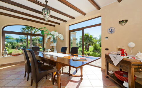 Villa Athena: Möbel, Interior Design, Tabelle, Esszimmer, Stuhl, Küche & Esszimmer Tisch, Flooring, Holz, Decke, Zimmer