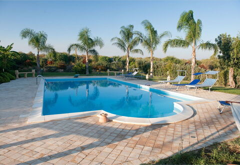 Villa Athena: Schwimmbad, Resort, Freizeit, Schatten, Verbundwerkstoff, Eco Hotel, Gartenmöbel, Flagstone, Fliese, Regenschirm