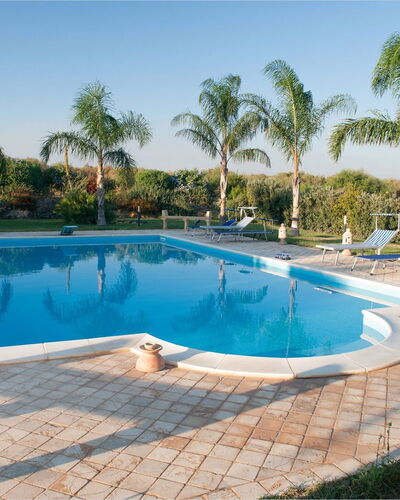 Villa Athena: Schwimmbad, Resort, Freizeit, Schatten, Verbundwerkstoff, Eco Hotel, Gartenmöbel, Flagstone, Fliese, Regenschirm