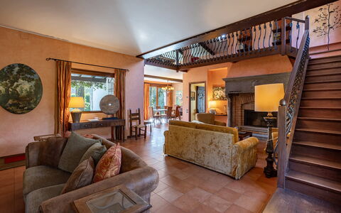 Villa Brin: Möbel, Flooring, Interior Design, Fussboden, Holz, Decke, Couch, Stuhl, Wohnzimmer, Zuhause
