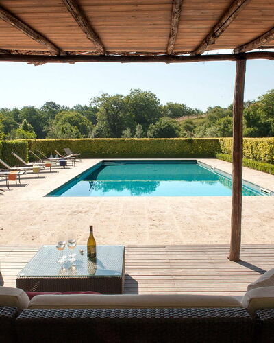 Villa Collombroso: Schwimmbad, Gartenmöbel, Möbel, Resort, Sonnenliege, Schatten, Verbundwerkstoff, Freizeit, Stuhl, Garten