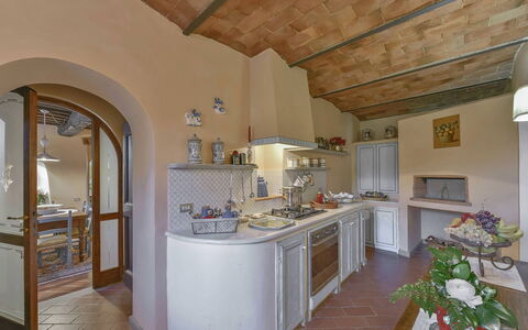 Villa delle Rose: Möbel, Küche, Interior Design, Flooring, Countertop, Küchengerät, Zuhause, Beleuchtung, Cabinetry, Zimmer
