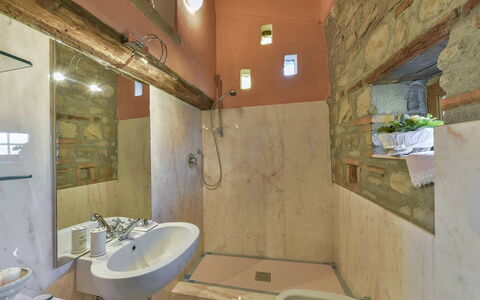 Villa delle Rose: Flooring, Wand, Interior Design, Fussboden, Decke, Armatur, Badezimmer, Beleuchtung, Möbel, Zimmer