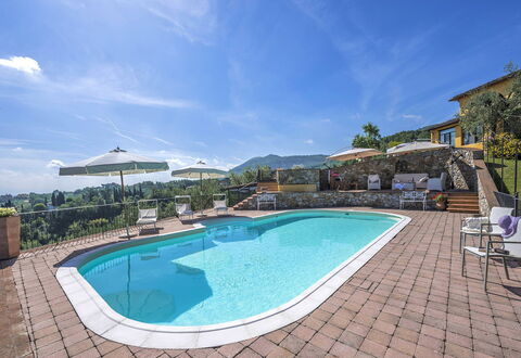 Villa delle Rose: Schwimmbad, Resort, Gartenmöbel, Eco Hotel, Hotel, Ferienort, Regenschirm, Stuhl, Sonnenliege, Villa