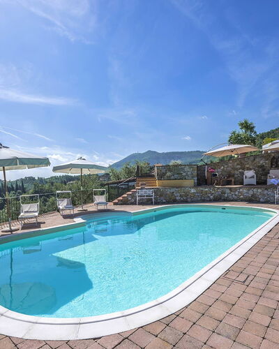 Villa delle Rose: Schwimmbad, Resort, Gartenmöbel, Eco Hotel, Hotel, Ferienort, Regenschirm, Stuhl, Sonnenliege, Villa