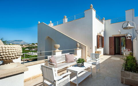 Villa la Pigna: Zuhause, Stuhl, Balkon, Estate, Blumentopf, Zimmerpflanze, Villa, Resort, Hotel, Villa