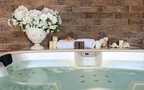 Villa la Pigna: Armatur, Badewanne, Interior Design, Flooring, Möbel, Badezimmer, Fussboden, Beleuchtung, Installation