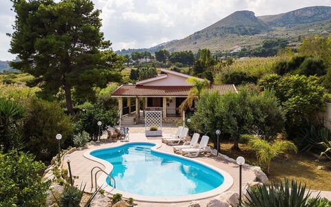 Villa la Randa: Schwimmbad, Resort, Gartenmöbel, Thermae, Eco Hotel, Freizeit, Regenschirm, Flagstone, Schatten, Stuhl