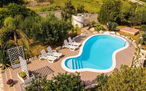 Villa la Randa: Schwimmbad, Gartenmöbel, Resort, Eco Hotel, Regenschirm, Sonnenliege, Stuhl, Hazienda, Hotel, Schatten