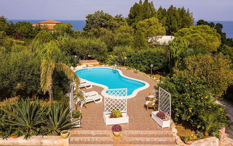 Villa la Randa: Schwimmbad, Resort, Gartenmöbel, Eco Hotel, Stuhl, Garten, Küste, Ferienort, Landscaping, Regenschirm
