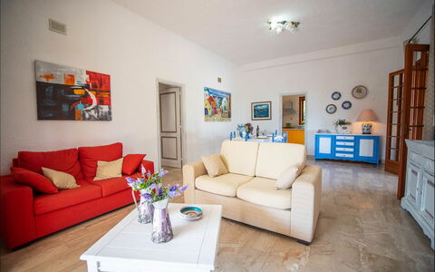 Villa la Randa: Möbel, Interior Design, Flooring, Couch, Fussboden, Holz, Zimmer, Wohnzimmer, Tabelle, Wohnung