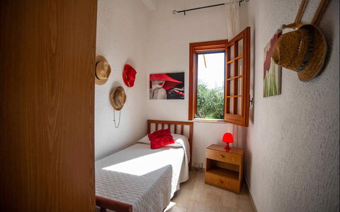 Villa la Randa: Wand, Interior Design, Schlafzimmer, Holz, Möbel, Bett, Flooring, Bettdecke, Fussboden, Zimmer
