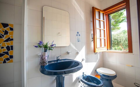 Villa la Randa: Interior Design, Armatur, Bad Sink, Sinken, Flooring, Zapfhahn, Fussboden, Badezimmer, Installation, Zuhause