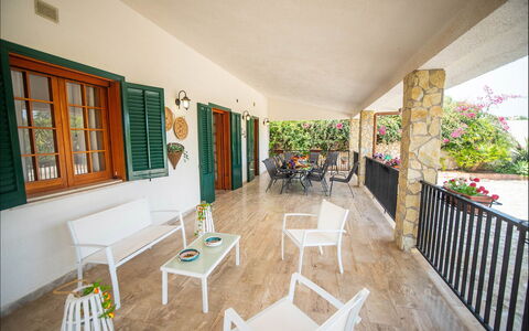 Villa la Randa: Möbel, Flooring, Fussboden, Tabelle, Tür, Gartenmöbel, Stuhl, Veranda, Tisch Im Freien, Schatten