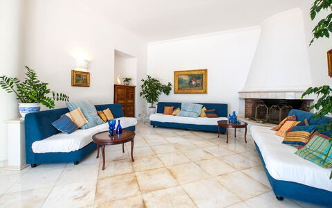 Villa Lamaro: Möbel, Flooring, Fussboden, Interior Design, Couch, Wohnzimmer, Beleuchtung, Zimmer, Decke